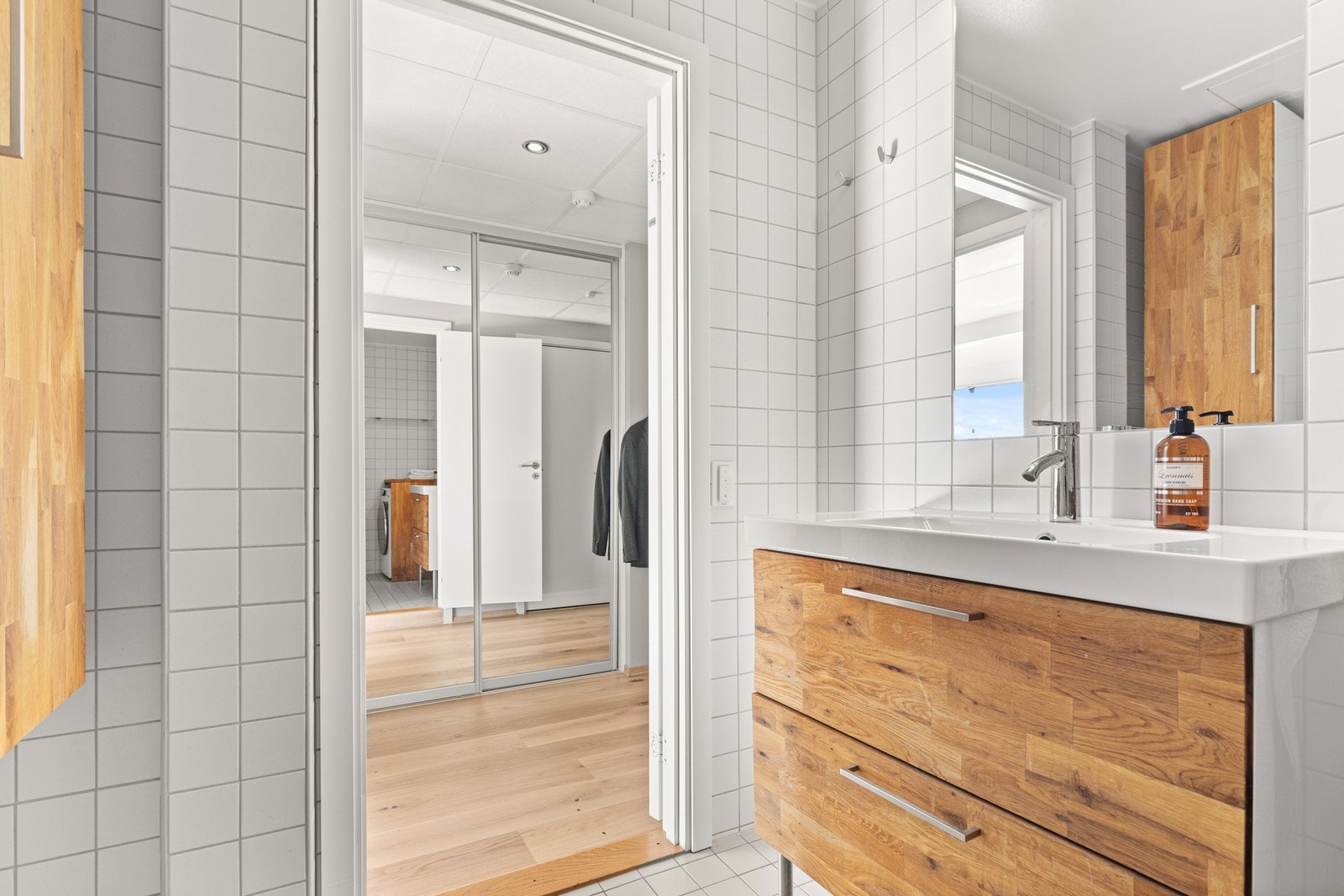 Pent og moderne bad fra byggeår. Badet er helfliset med varmekabler i gulv. Galleribilde