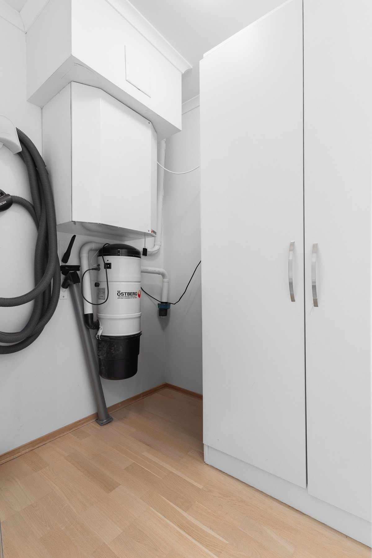 Leiligheten har en praktisk bod/ teknisk rom. Her er det plass til diverse lagring. Rommet inneholder b.la. ventilasjonsanlegg med varmegjenvinning. Galleribilde