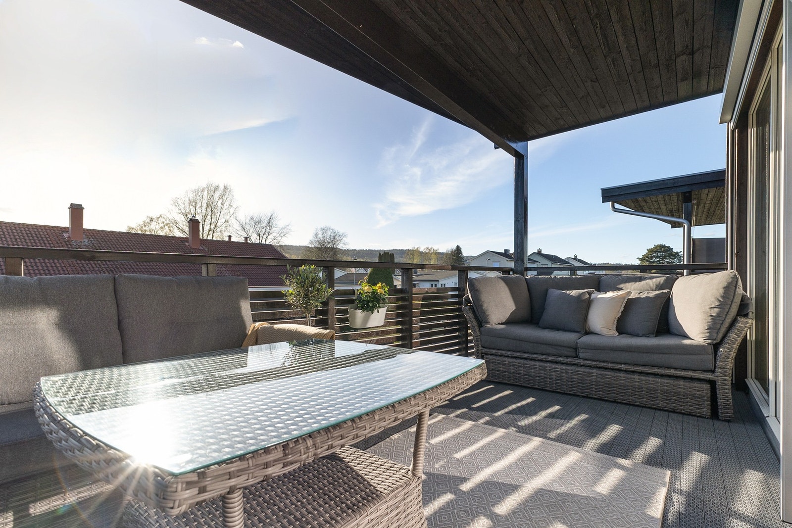 Fra den luftige verandaen kan solen nytes fra tidlig formiddag til sen kveld. Galleribilde