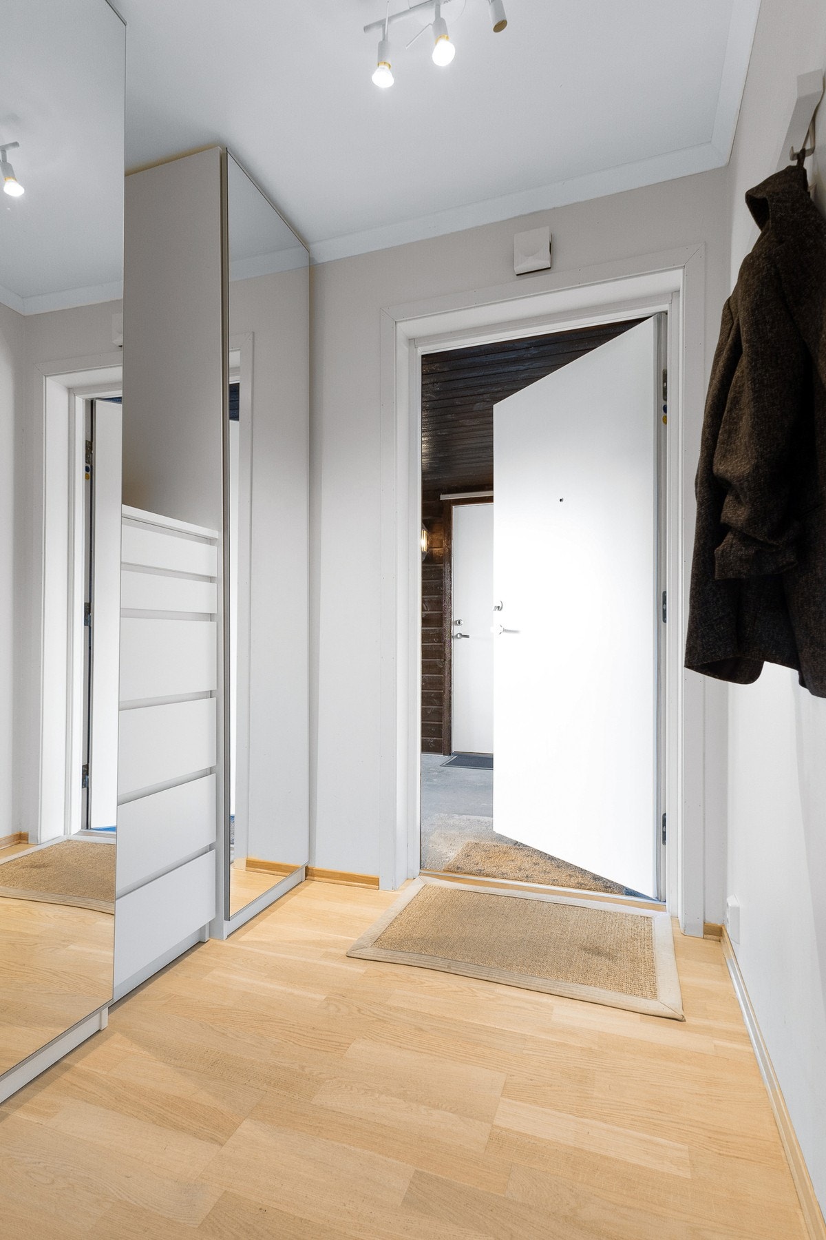 Vel inne blir man møtt med et godt førsteinntrykk. I gangen er det montert en praktisk garderobe med speil for smart lagring. Galleribilde