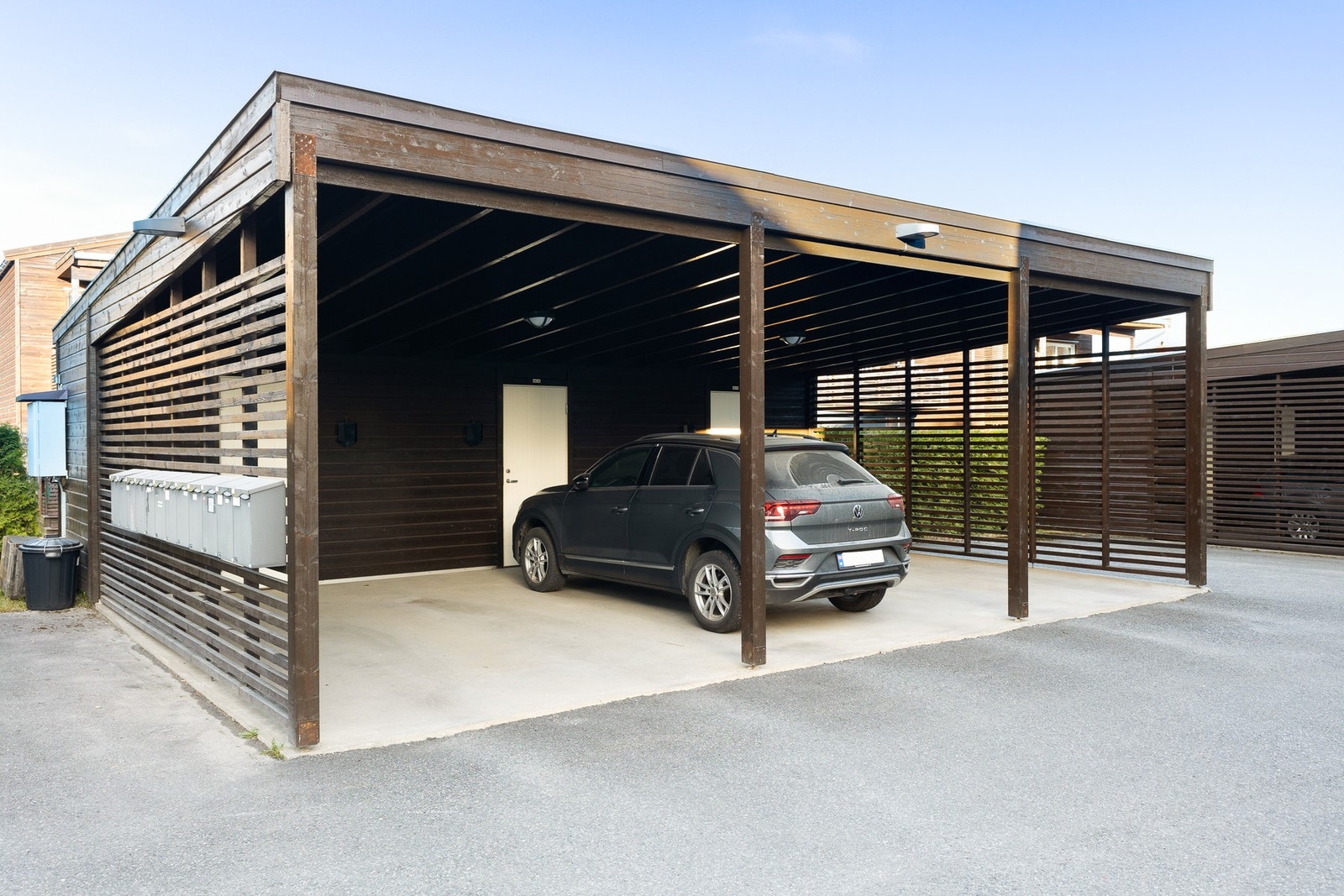 Parkering i egen carport med tilhørende sportsbod og opplegg til elbillader. Ellers parkering på gjesteplasser tilhørende borettslaget. Galleribilde
