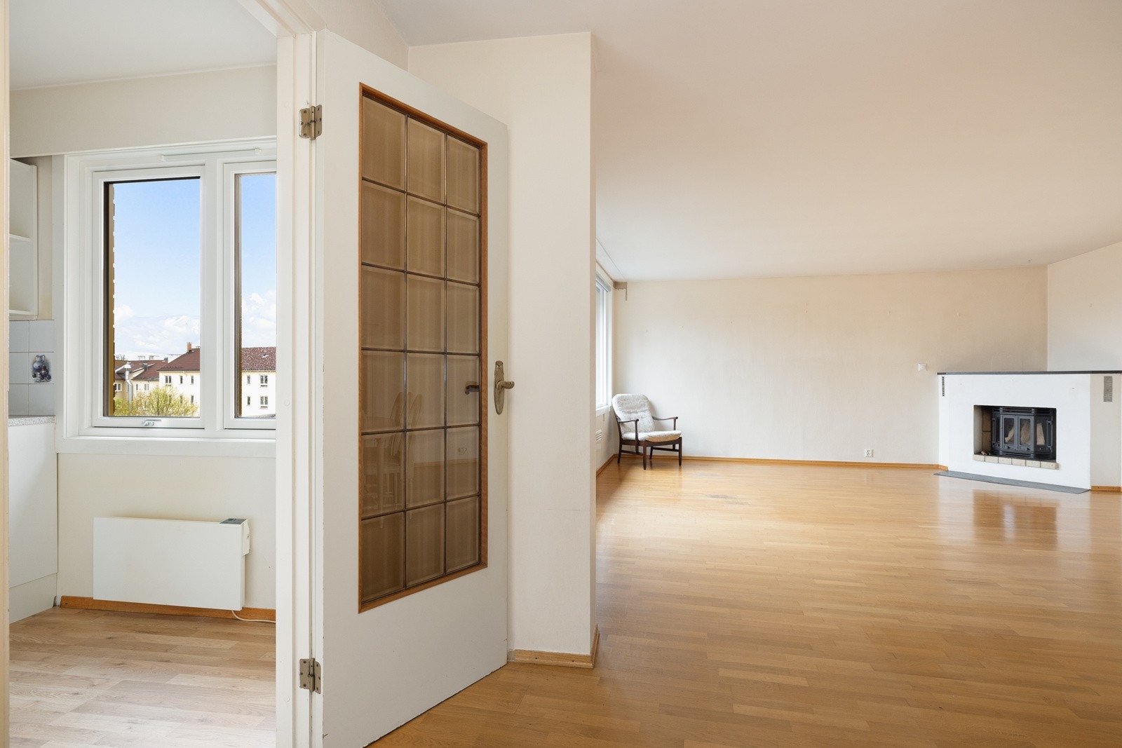 Leiligheten som ligger i byggets toppetasje (5. etasje m/heis), har en god planløsning med 2 soverom og separat kjøkken. Galleribilde