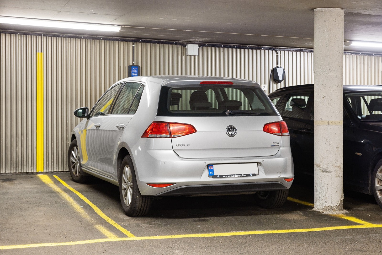 Leiligheten disponerer en garasjeplass i felles garasjeanlegg i underetasjen. Heisadkomst. For å få elbil laderen komplett må man enten selv leie eller kjøpe en lader via Elaway (Easee lader). Leie kr 399/mnd eller 19 990,- som engangsbeløp. Galleribilde