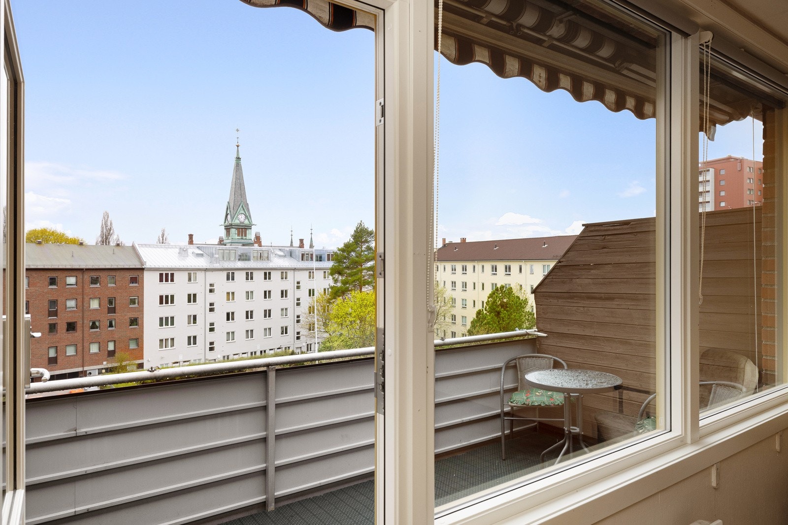 Attraktivt oppussingsobjekt i toppetasjen med solrik sydvestvendt balkong, heis og garasjeplass i kjelleren. Galleribilde