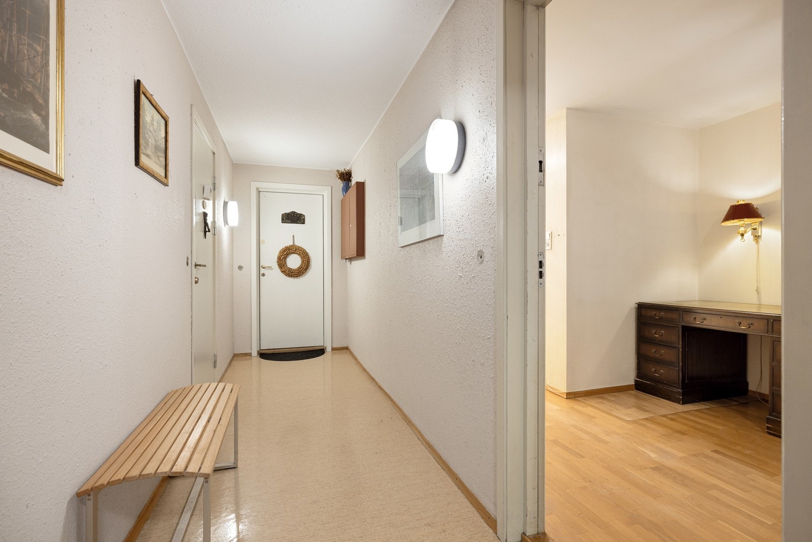 Du tar deg opp i leiligheten via felles trapperom med heis. Galleribilde