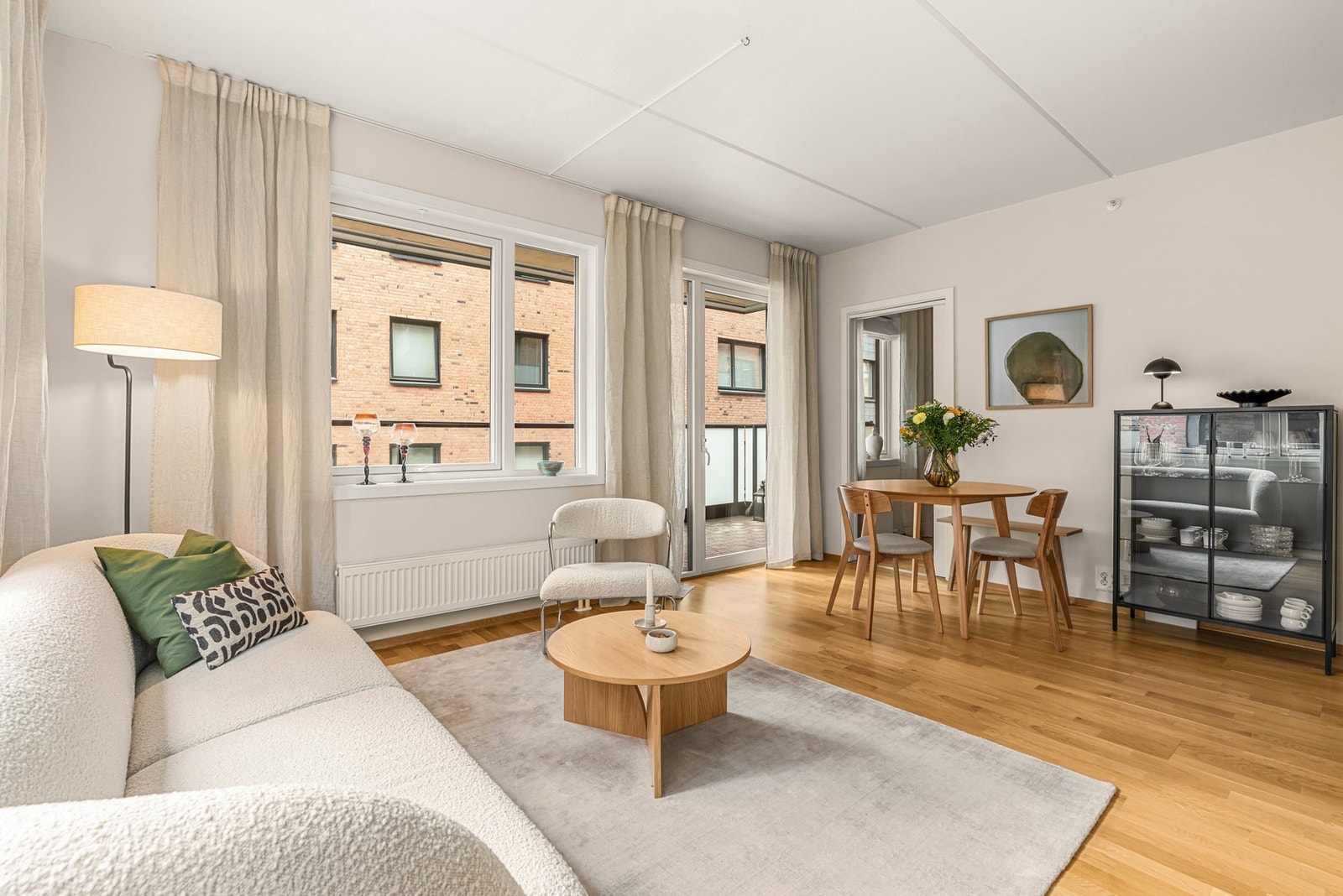 Blokken stod ferdig i 2015 der denne leiligheten ligger i 3. etasje (2. etasje fra inngangsplan). Galleribilde