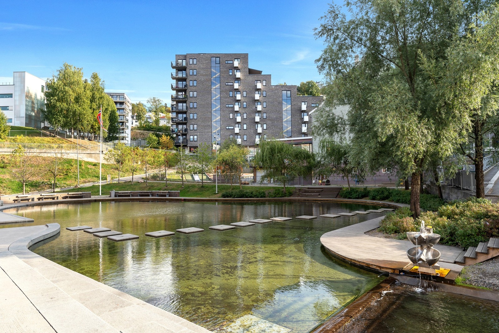Kværnerbyen er et urbant nabolag med nyere blokkbebyggelse, grøntområder, vannspeil, torg samt bevarte industrielementer fra Kværner Brug sin tid. Galleribilde