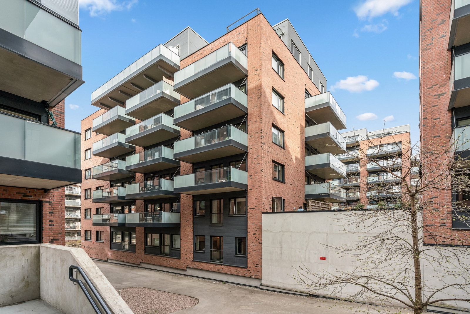 Leiligheten ligger på hjørnet i 3. etasje fra gateplan. Galleribilde