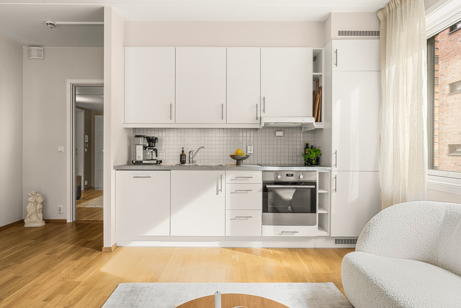 Kjøkkenet har tidløs innredning fra Atlas. Det er fullt utstyrt med integrerte hvitevarer som medfølger. Galleribilde