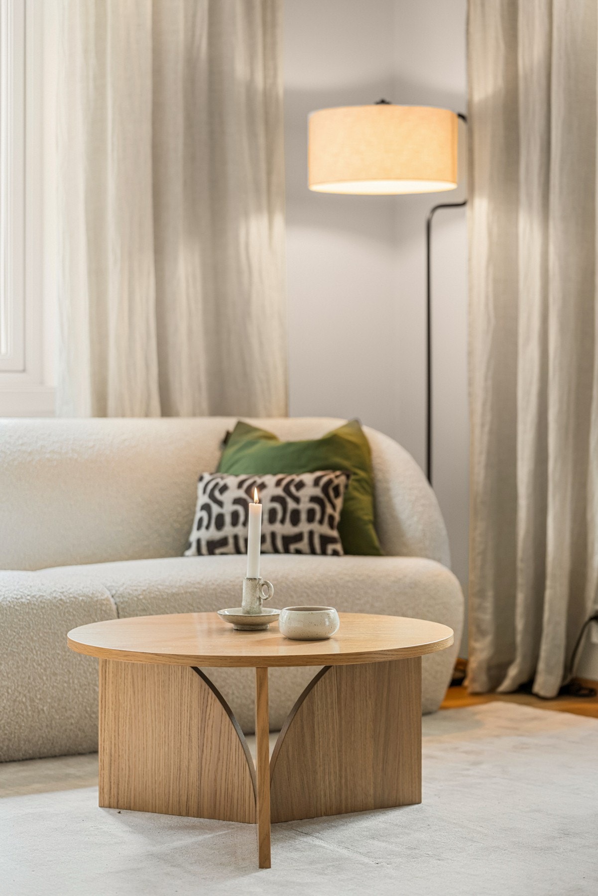 Oppholdsrommet ble malt opp i 2023. På gulv er det parkett. Galleribilde