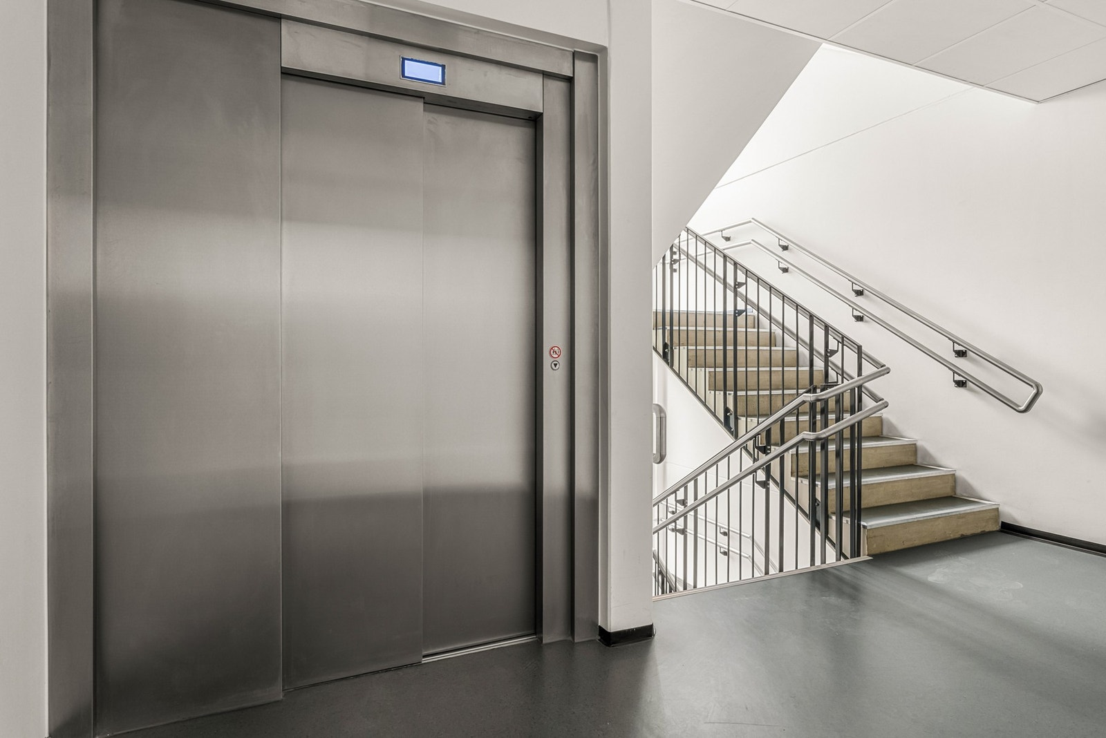 Det er heis i blokken som leder til alle etasjer - også til kjeller hvor leiligheten disponerer en bod. Galleribilde