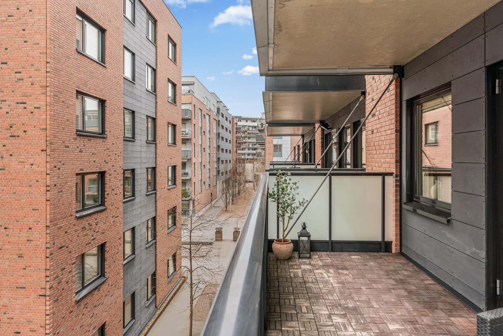 Det er montert utvendig stikk og utebelysning langs veggen. Her er det tillatt med både gass- og elektrisk grill. Galleribilde