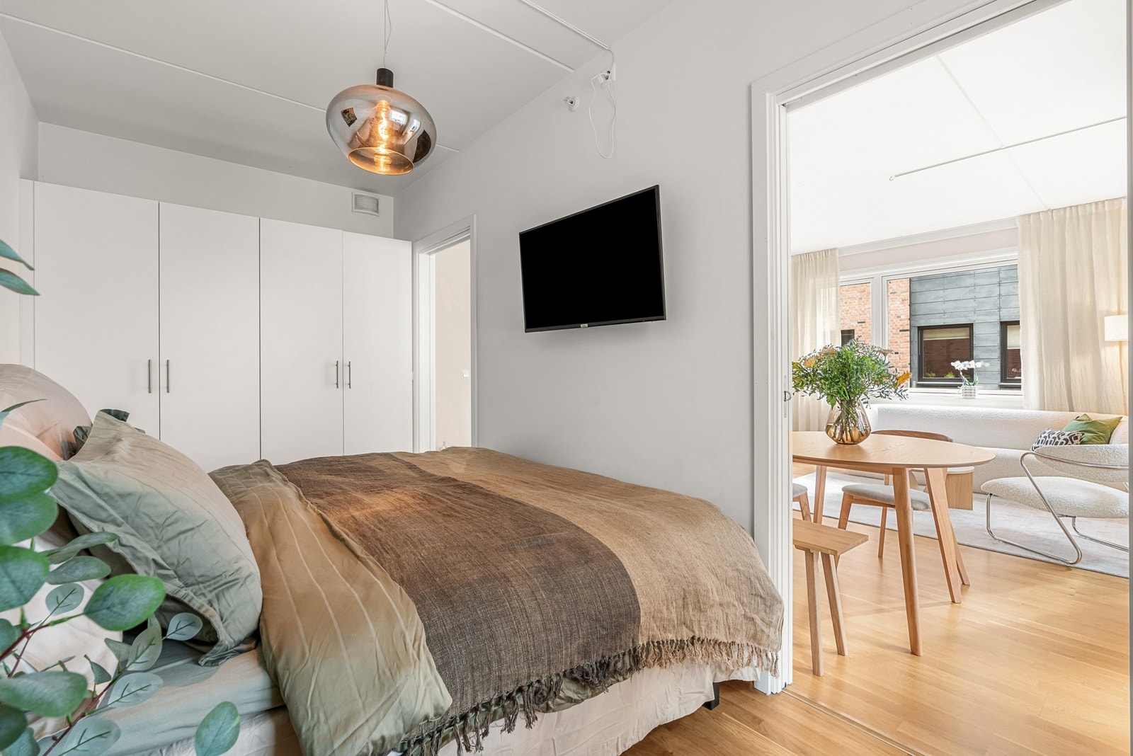 Garderobeskapene går langs hele rommets bredde og vil følge med. Galleribilde