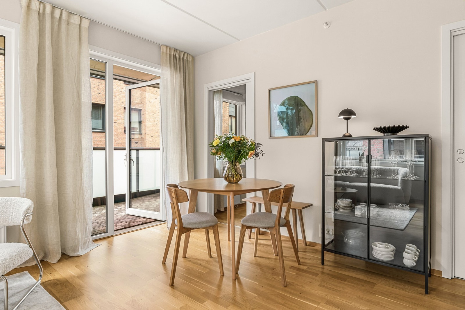 Oppholdsrommets størrelse og utforming gir plass til både sofamøblement og spisegruppe. Galleribilde