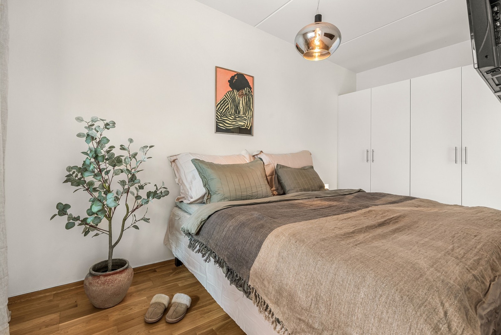 Soverommet har svært god størrelse. Det er i dag innredet med både dobbeltseng, nattbord og større garderobeskap. Galleribilde