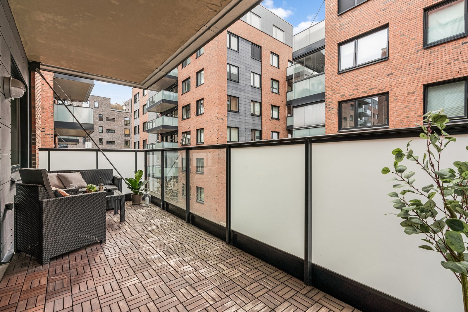 Leiligheten har en vestvendt balkong som er oppmålt til hele 11 kvm. Galleribilde