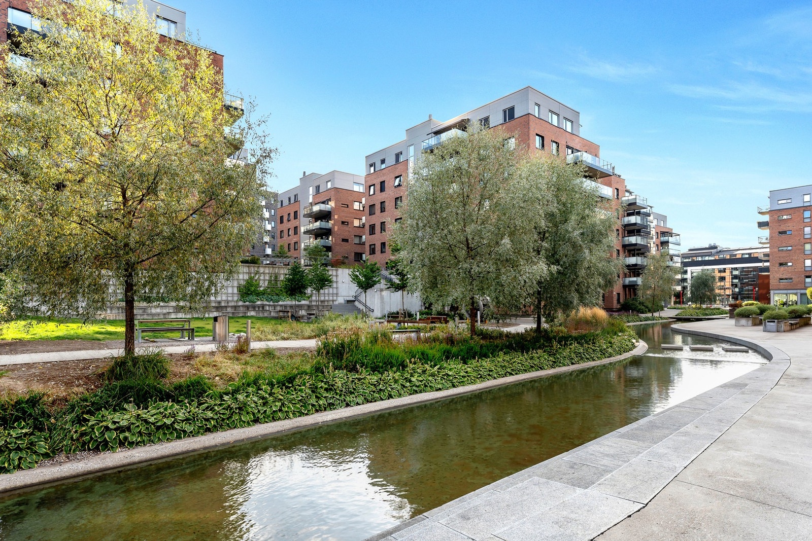 Leiligheten er en del av Francis borettslag som består av 131 andelsleiligheter fordelt på fire blokker. Galleribilde