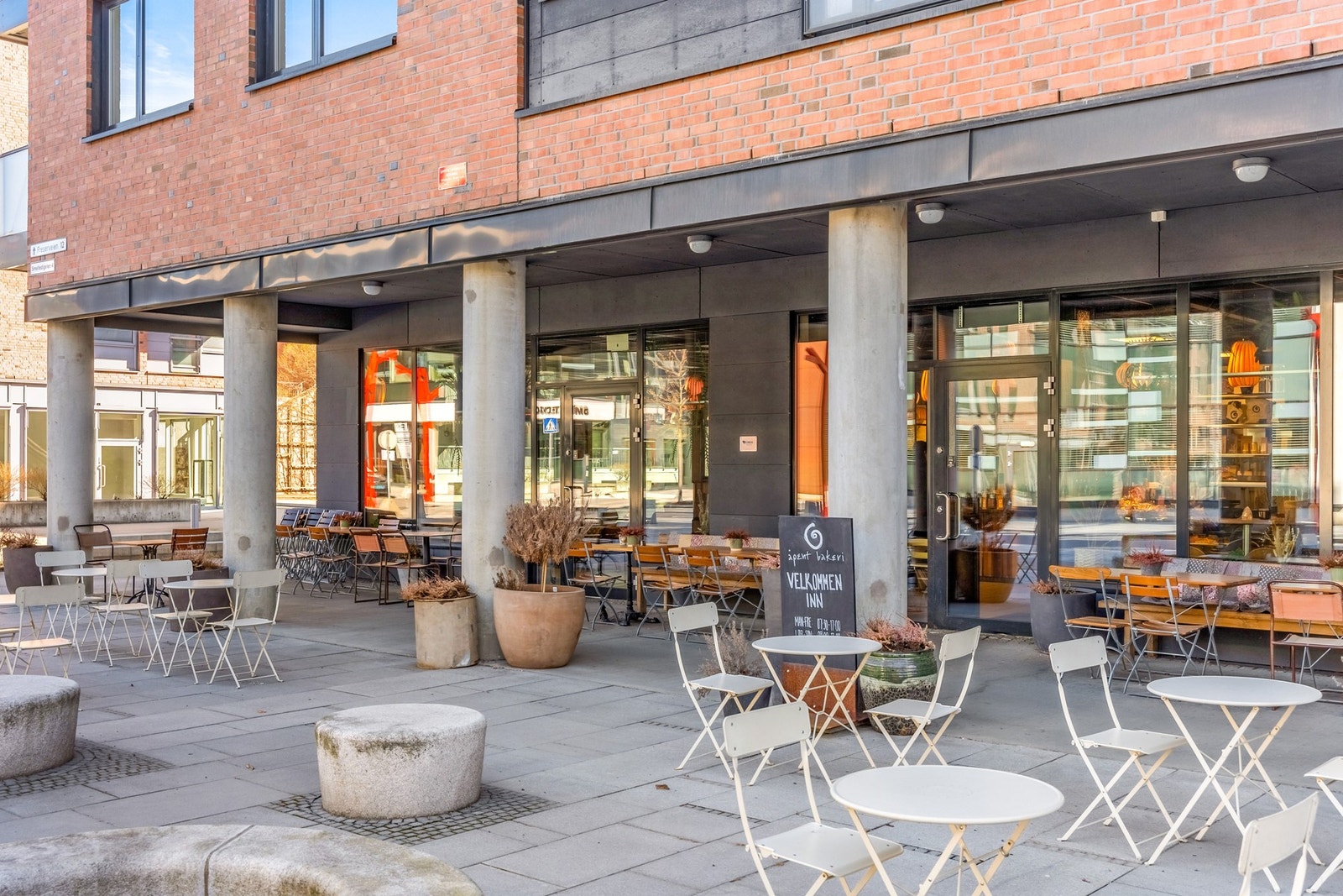 Fersk bakst eller en god lunsj får du hos Åpent baker. I lokalene ved siden av holder OlsenKarlsson til, en butikk som selger utvalgte og håndplukkede gjenbruksvarer. Galleribilde