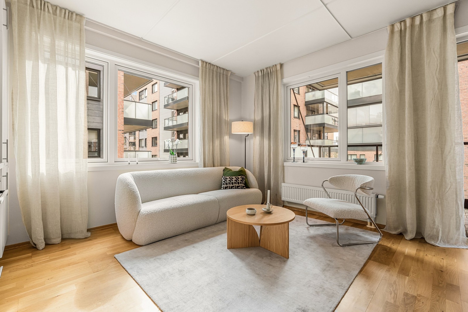 Leiligheten har hjørneplassering som gir oppholdsrommet mange, store vindusflater. Dette, i kombinasjon med en ekstra god takhøyde på 2,62 m gir meget god romfølelse. Galleribilde