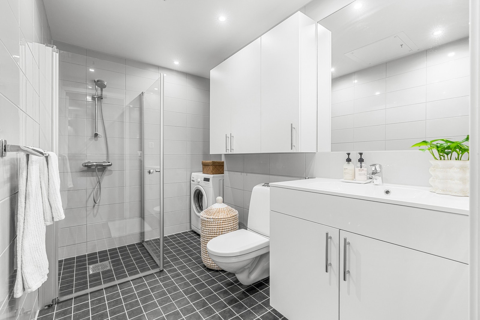 Badet er delikat, helfliset og har varmekabler i gulv og downlights i himling. Også dette rommet har en god størrelse. Galleribilde