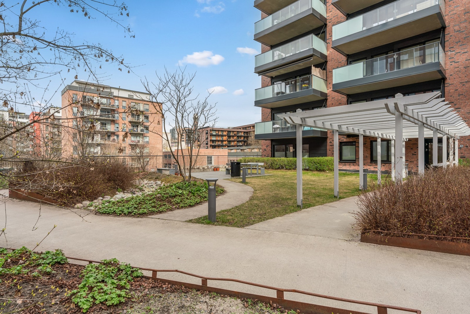 Borettslagets gårdsrom ligger opphevet fra vannspeilet og torget nedenfor og oppleves derfor litt mer skjermet. Galleribilde