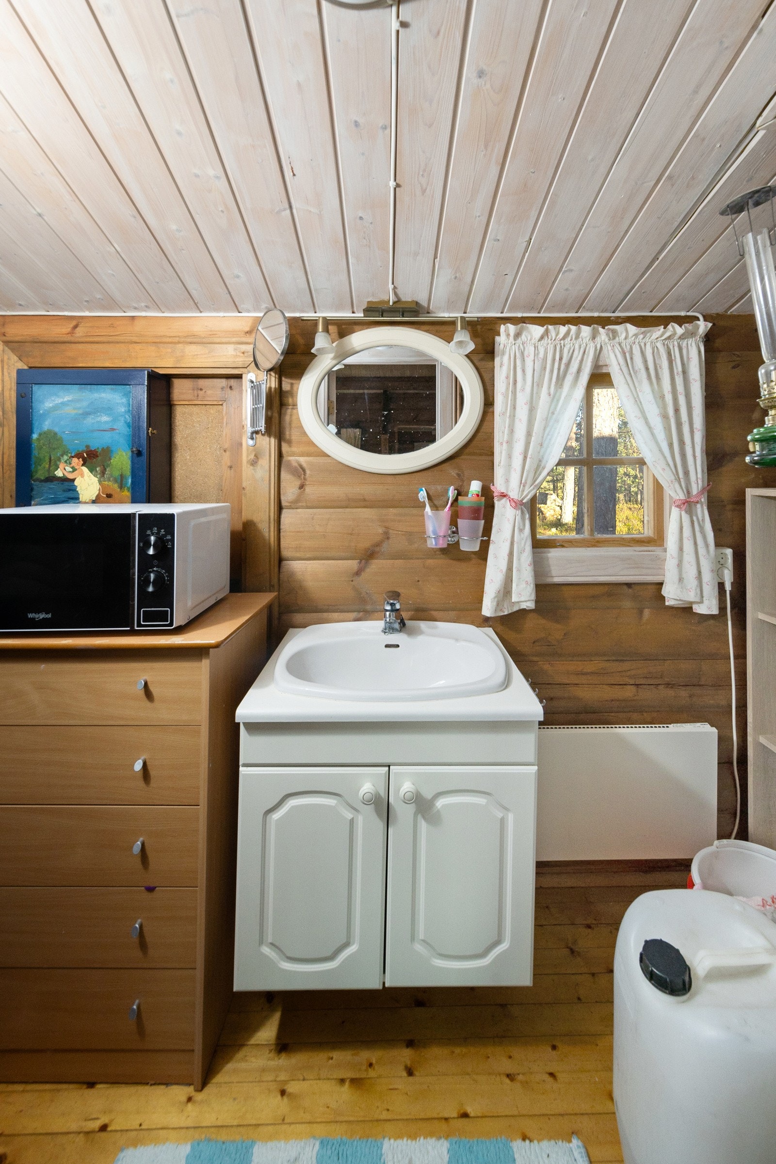 Rom med vask i tilknytning til toalettet. Megler gjør oppmerksom på at rommet er vist som bu på tegninger mottatt fra kommunen. Det er usikkert om dette er søkt bruksendret hos kommunen. Galleribilde