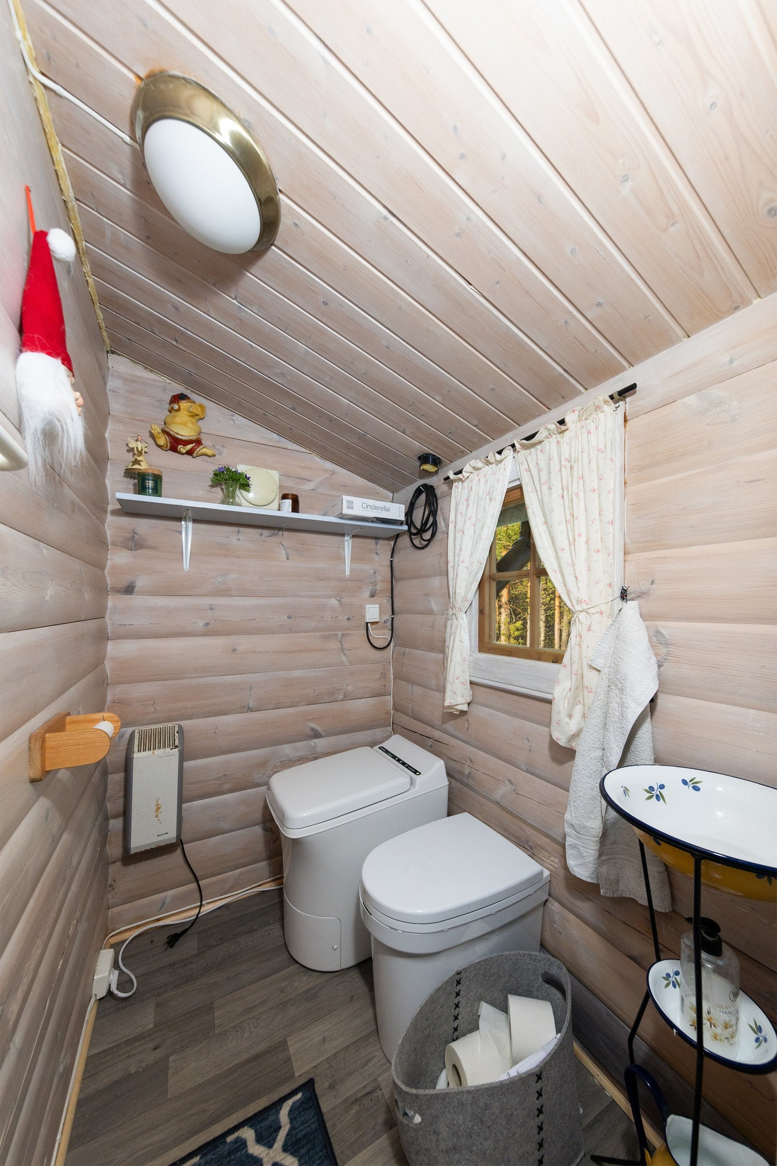 Toalettrom - Her der det Cinderella toalett fra 2022. Megler gjør oppmerksom på at rommet er vist som vindfang på tegninger mottatt fra kommunen. Det er usikkert om dette er søkt bruksendret hos kommunen. Galleribilde