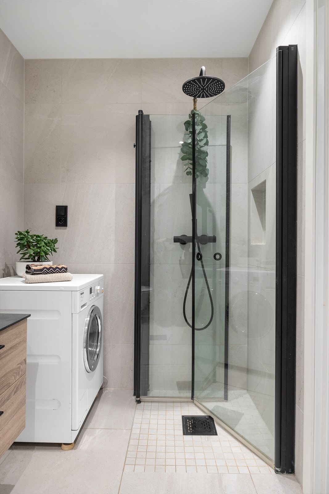 Badet fremstår lyst og tidløst, med gjennomtenkte løsninger og pene baderomsmøbler. Det er varmekabler i gulvet og opplegg for vaskemaskin, noe som gjør rommet både komfortabelt og praktisk i hverdagen. Galleribilde