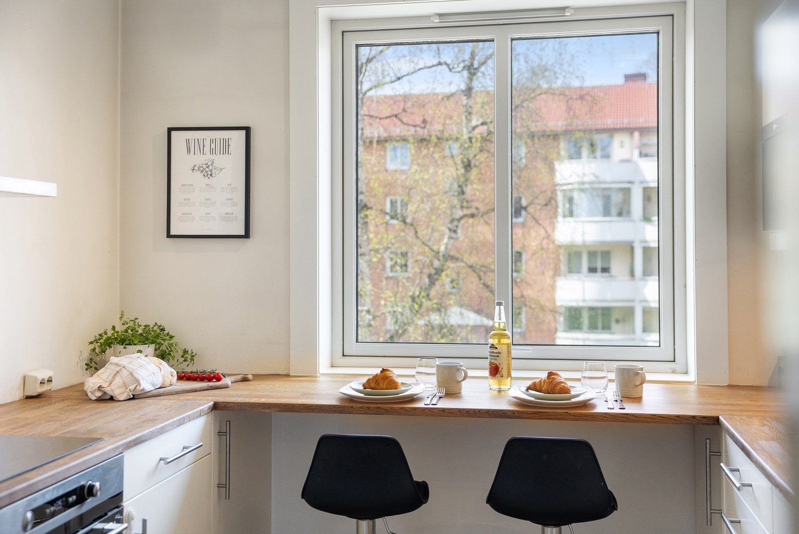 Ved vinduet er det etablert en smart barløsning som egner seg godt både som ekstra arbeidsflate og som et koselig sted å nyte frokosten med utsyn. Galleribilde