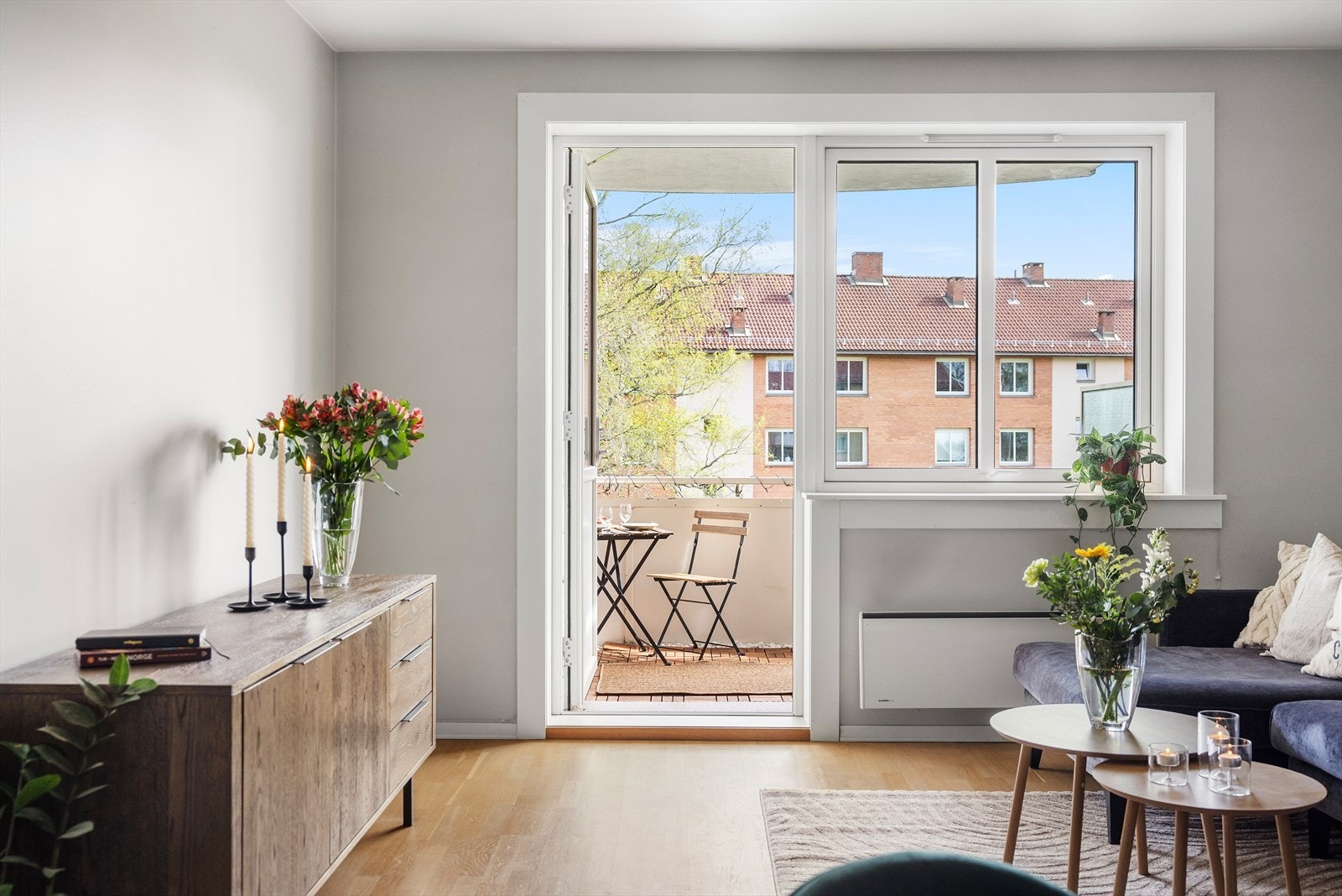 Store vindusflater sørger for rikelig innslipp av naturlig lys og bidrar til en trivelig atmosfære. Galleribilde