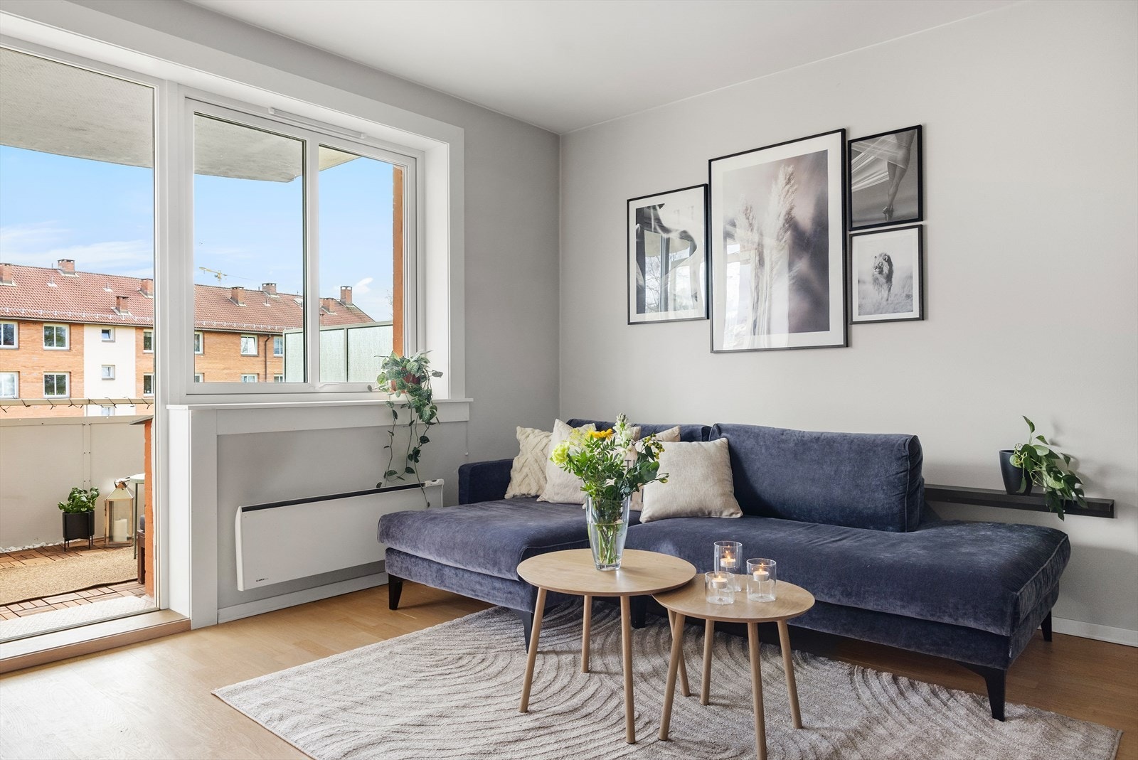 Stuen fremstår som lys og luftig, med en naturlig inndeling som gir god plass til en hyggelig sofakrok og tilhørende møblement. Galleribilde