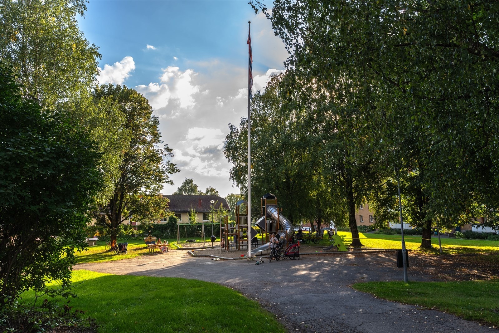 Flotte fellesarealer med fine grøntområder og lekeplasser. Galleribilde