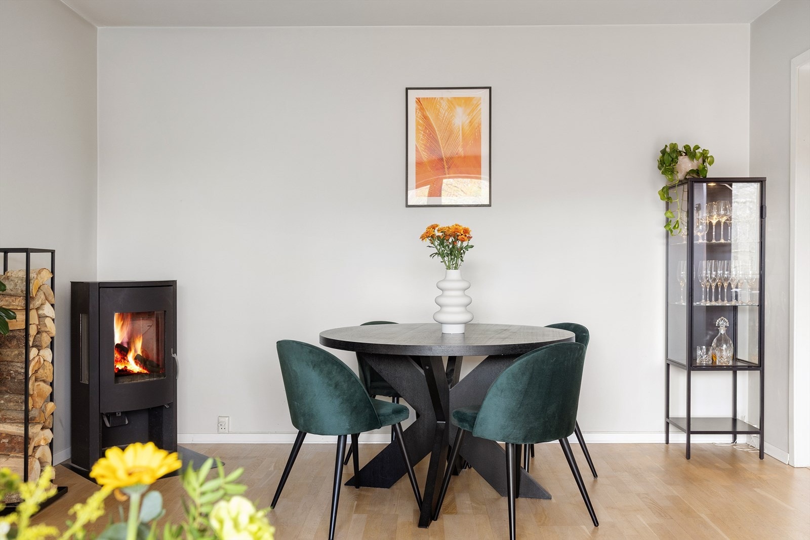 God plass til et hyggelig spisebord, perfekt for hyggelig middager med venner og familie. Galleribilde