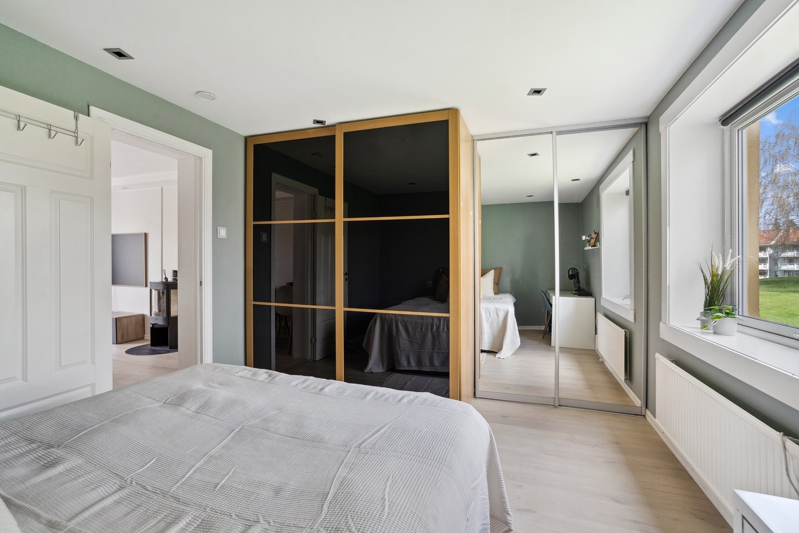 Begge soverommene er utstyrt med hver sin garderobeløsning, slik at klærne kan ryddes pent bort. Galleribilde