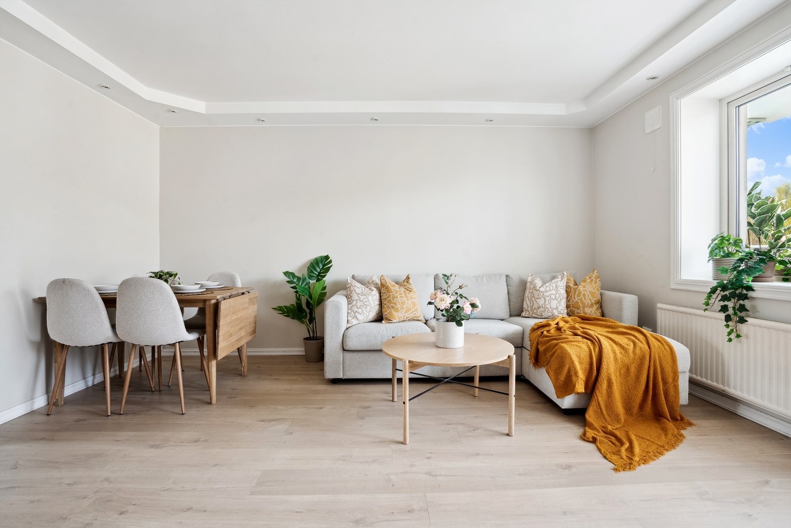 Leiligheten har en møbleringsvennlig stue med lyse flater som vil passe enhver møbelstil Galleribilde