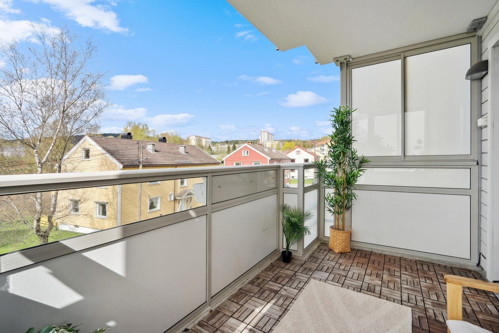 Balkongen fungerer som en naturlig forlengelse av stuen på varme sommerdager. Galleribilde