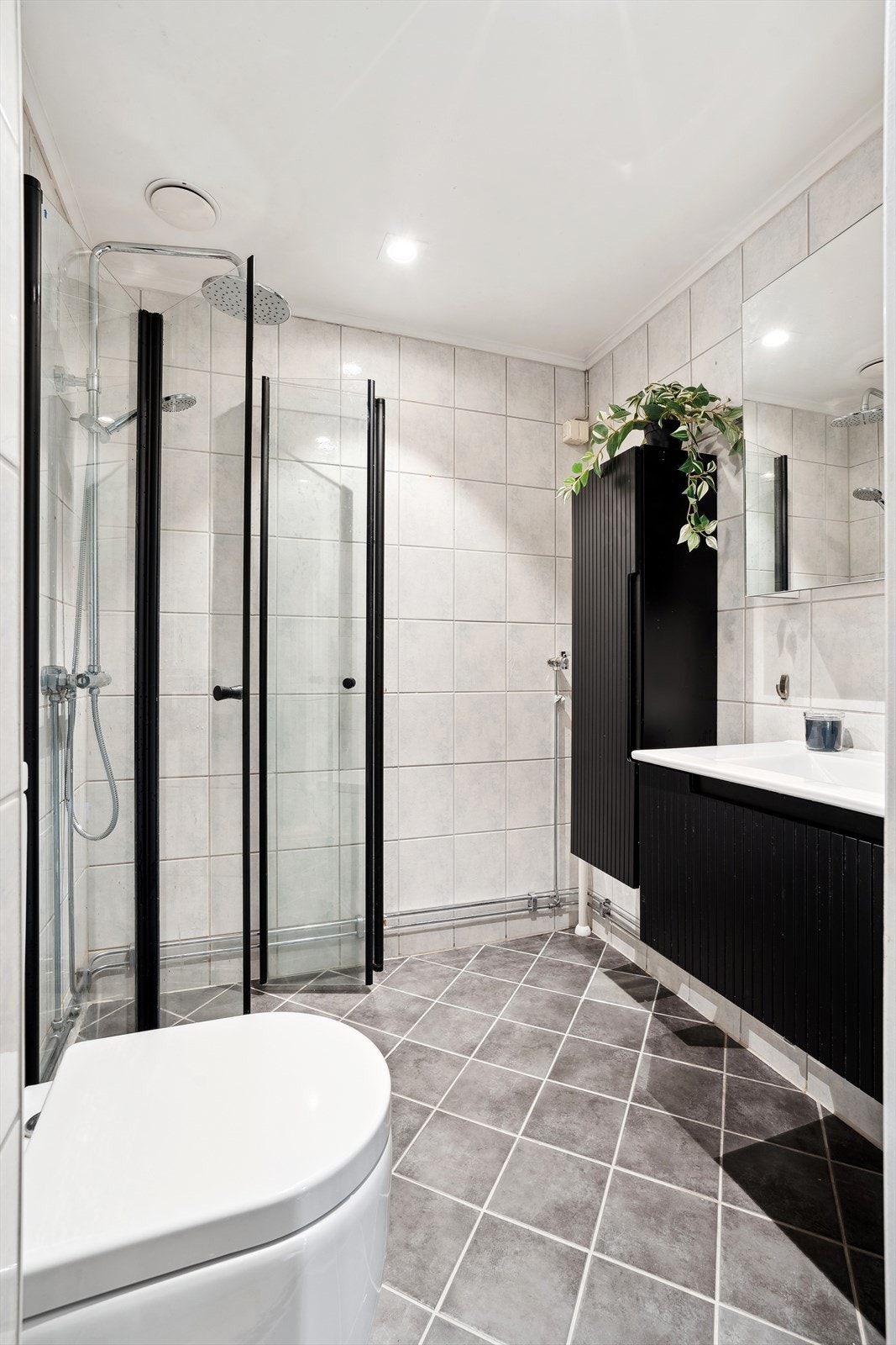 Flislagt baderom renovert av borettslaget i 2004. Det er varmekabler i gulvet, downlights i himlingen fra 2025 og opplegg for vaskemaskin (det finnes gratis fellesvaskeri i borettslaget). Galleribilde