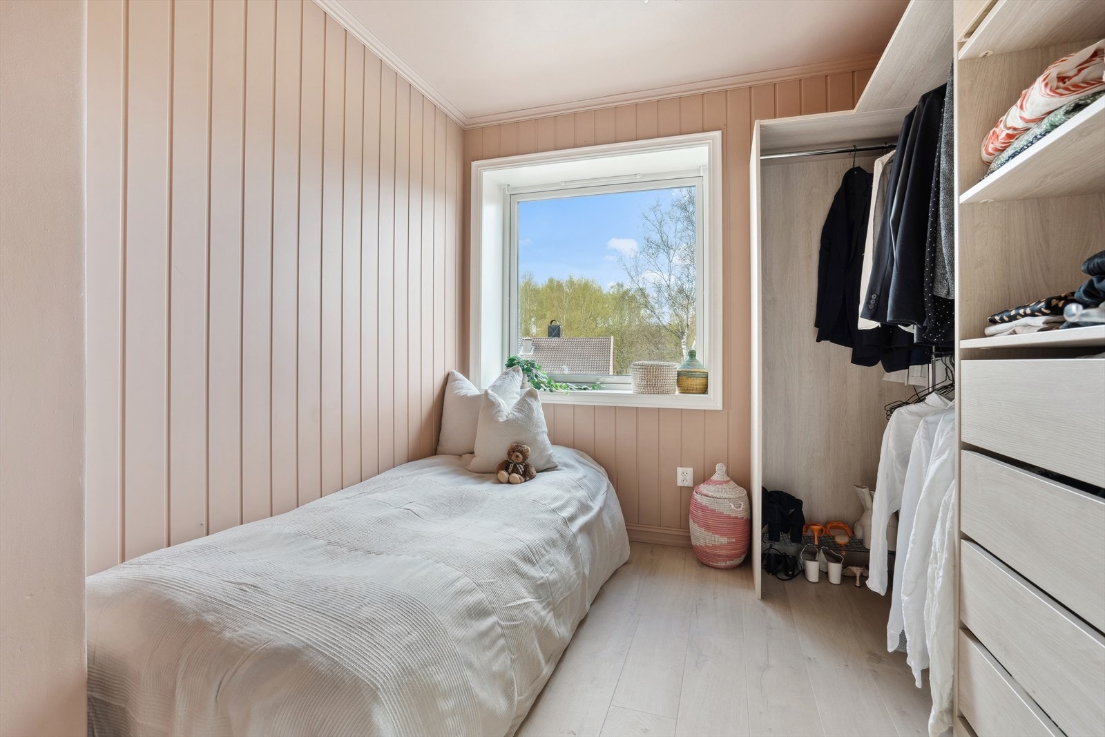 Ett av rommene kan enkelt tilpasses etter dine preferanser, enten som kontor, gjesterom eller barnerom - alt etter behov. Galleribilde