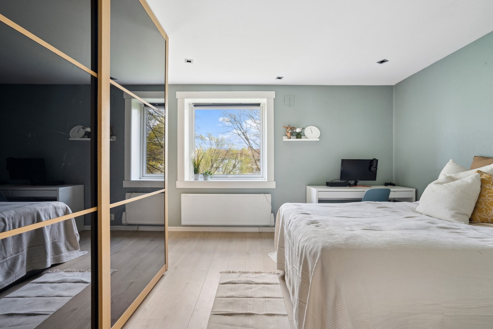 I leiligheten finner du to gode soverom med fine innredningsmuligheter. Galleribilde