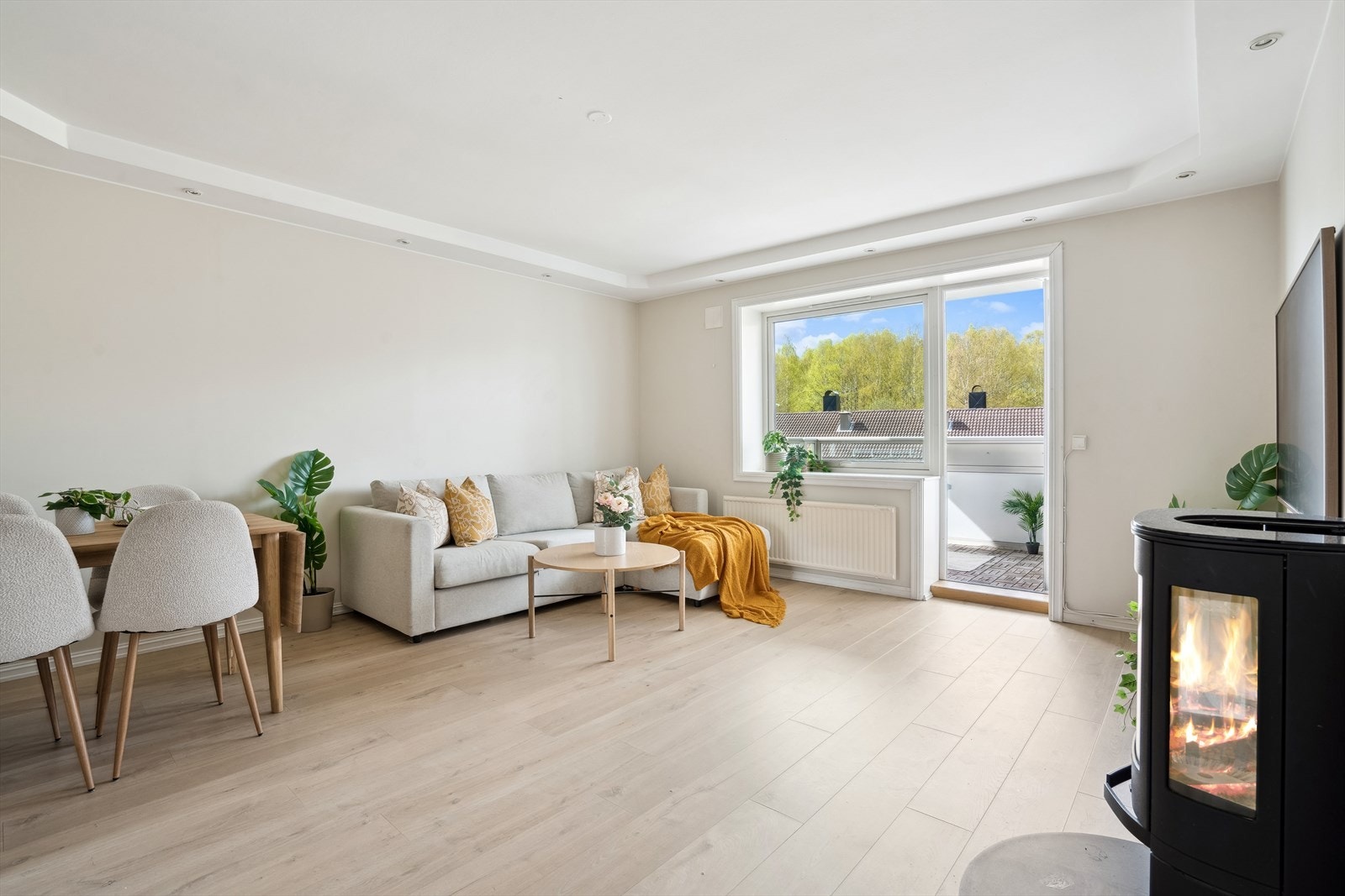 De store vindusflatene og balkongdøren slipper inn rikelig med naturlig lys, noe som gir en luftig romfølelse. Galleribilde