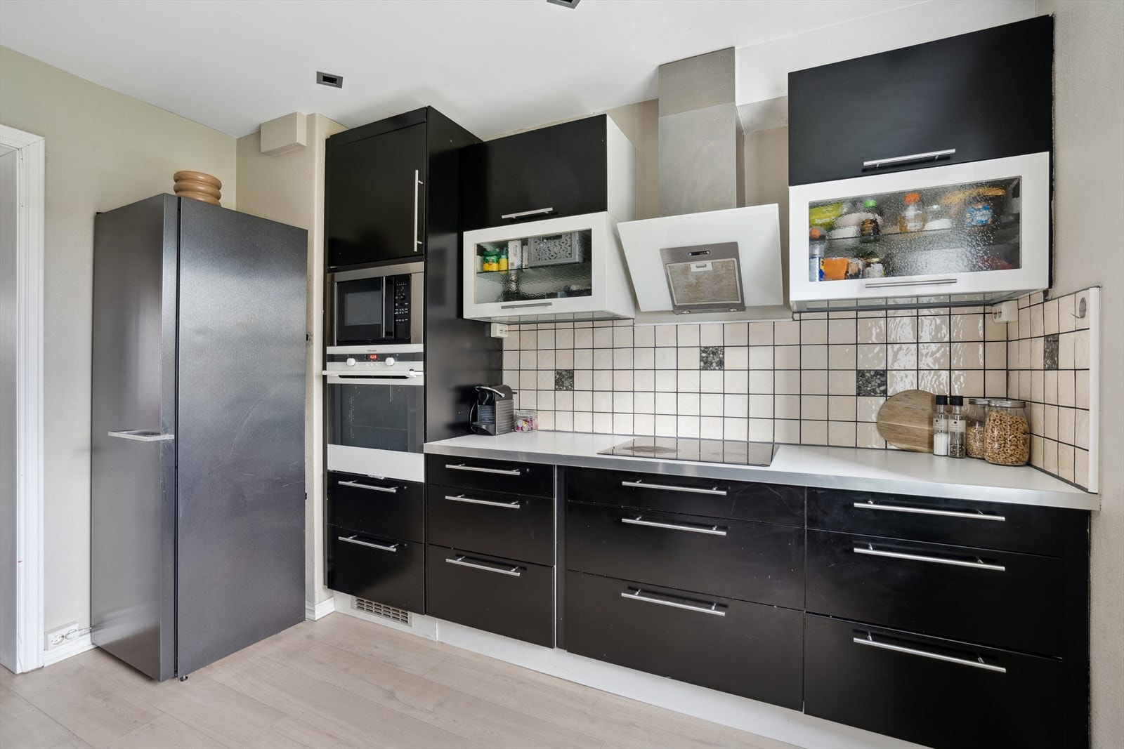 På veggen over benken er det montert en stikkontakt for enkel tilgang. Galleribilde