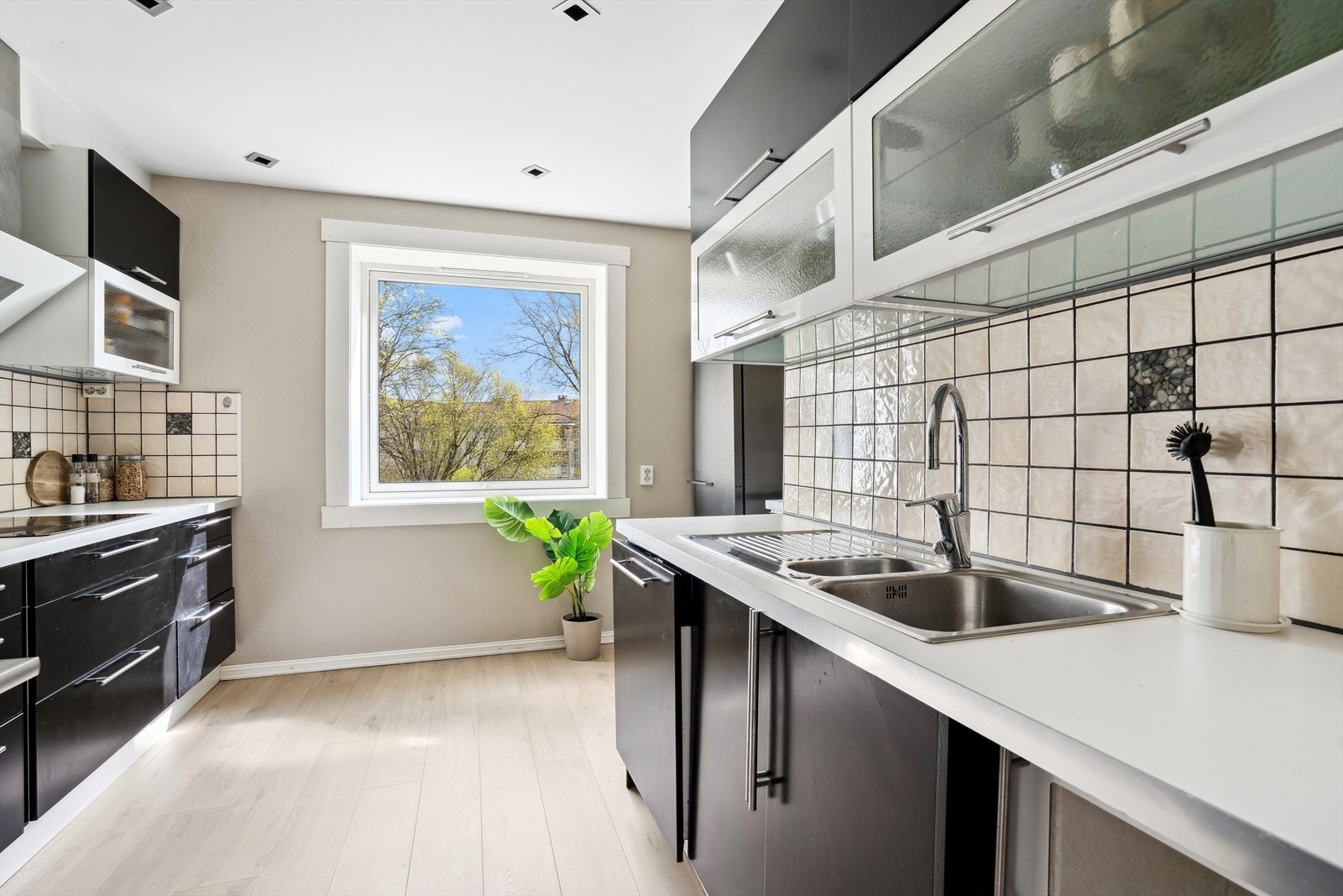 Innredningen har glatte fronter, inkludert enkelte glassfronter i overskapene. Galleribilde