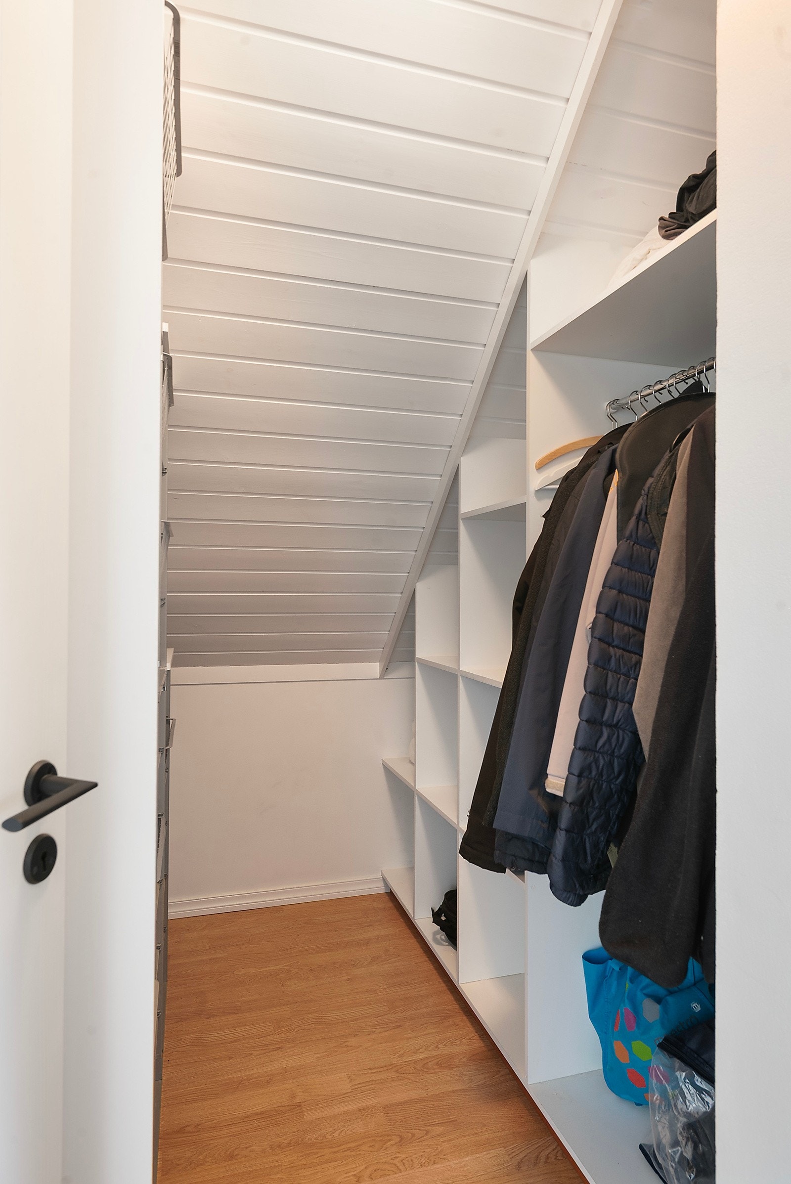 Innredet garderoberom i loftstuen Galleribilde