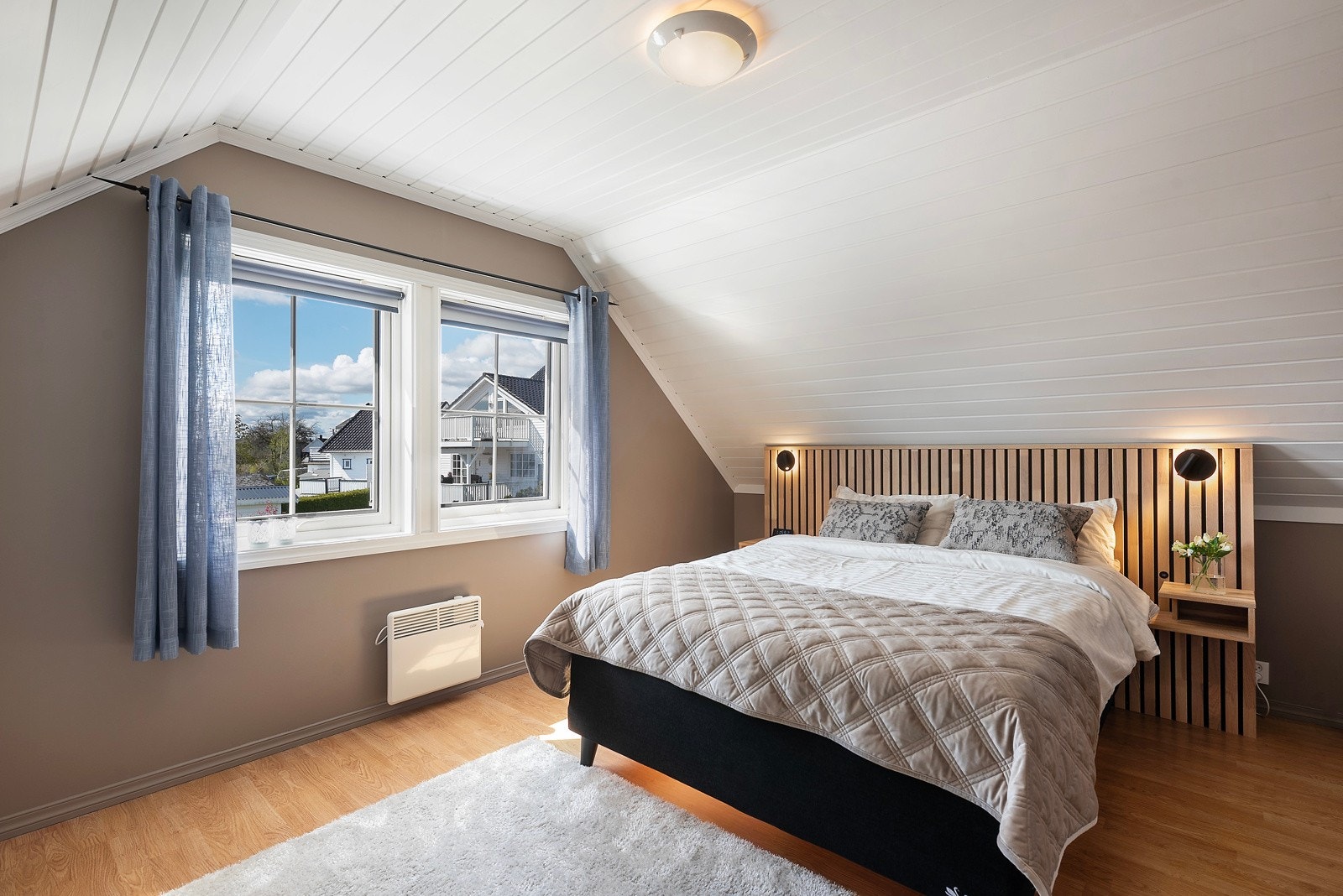 Ene soverommet har lekker sengegavl med integrert lys og nattbord Galleribilde