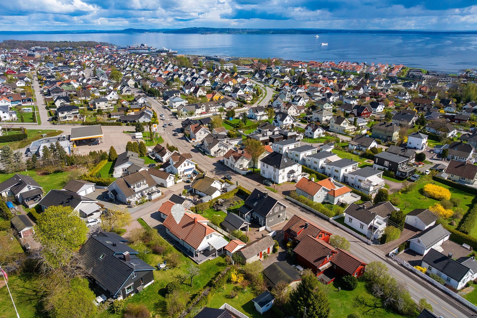 Ikke langt unna ligger Handelsparken hvor man bl.a. finner dagligvarebutikk, apotek, legekontor, treningssenter m/mer Galleribilde