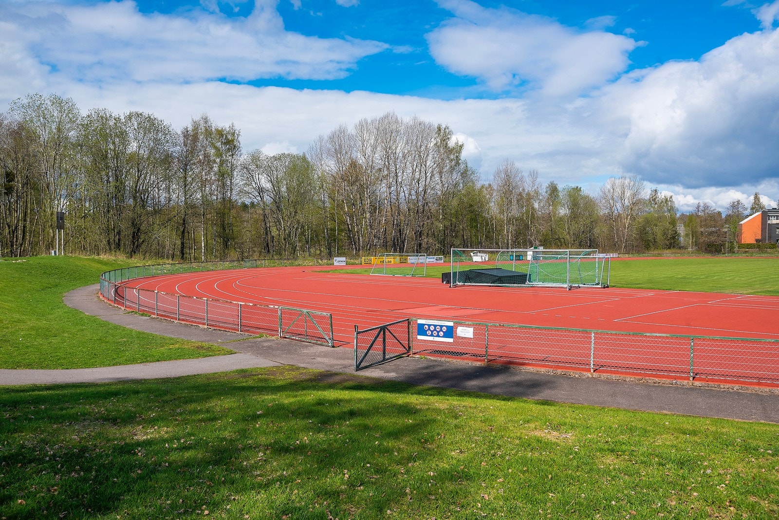 Borre idrettspark ligger en kort spasertur fra huset, her finner man kunstgressbane, gressbane, løpebane og sandvolleyballbane Galleribilde