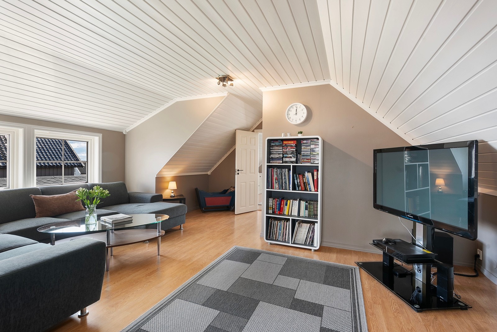 Rommet er perfekt som en tv-stue. I loftstuen er det satt opp en bod som blir brukt som garderobe Galleribilde