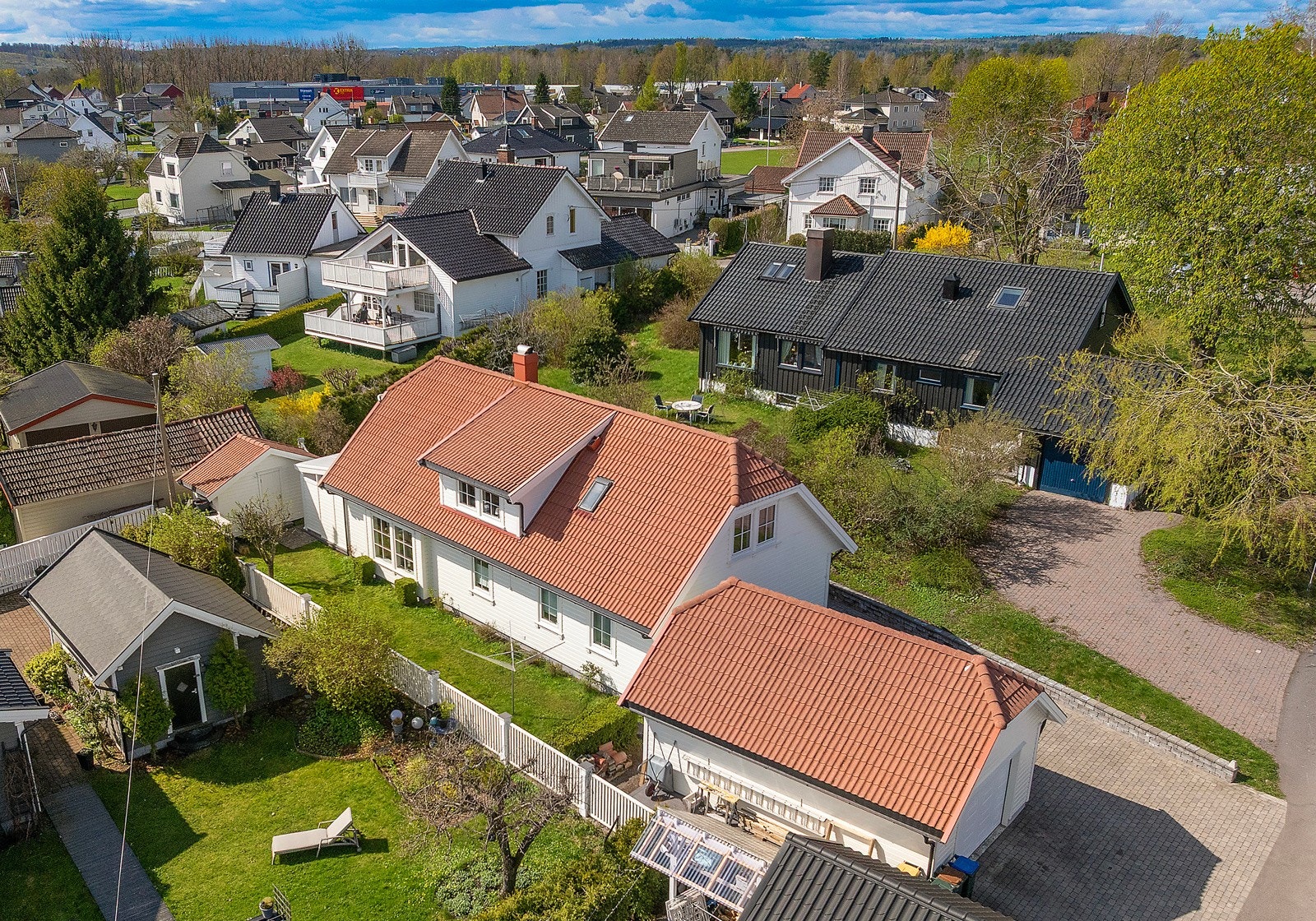 I kort avstand er det barnehager, gode servicetilbud og skoler for alle trinn, og til barnas store glede er det grønt området perfekt for å spille fotball med venner Galleribilde