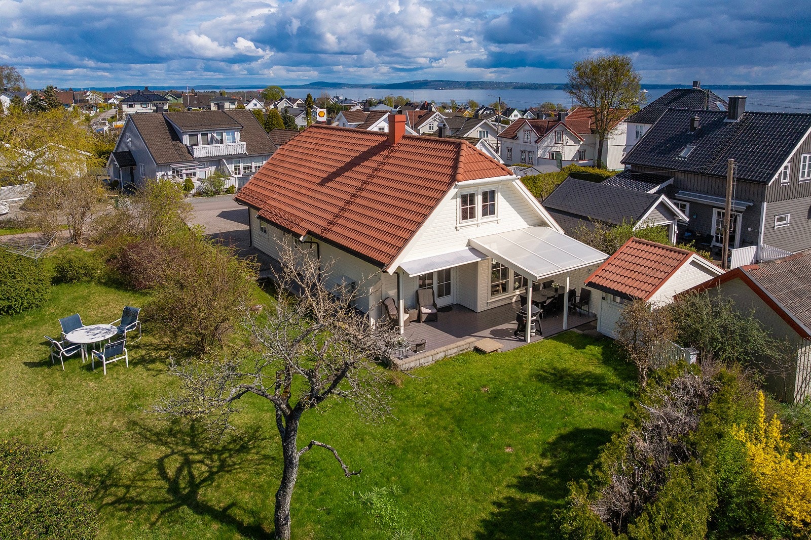 Eneboligen ligger i et rolig, attraktivt og barnevennlig boligområde på Tveiten - ca. 1,7 km fra sentrum Galleribilde