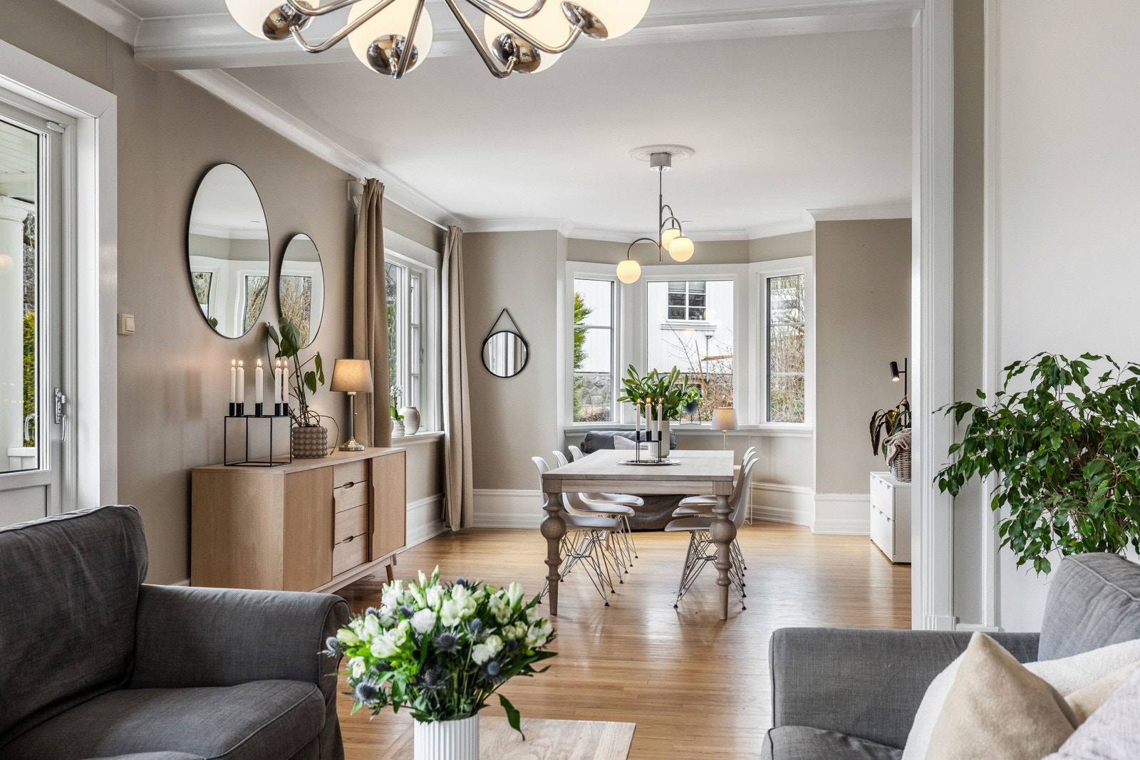 Stuen er lys og pen - med store vindusflater som slipper inn godt med naturliglys. Galleribilde